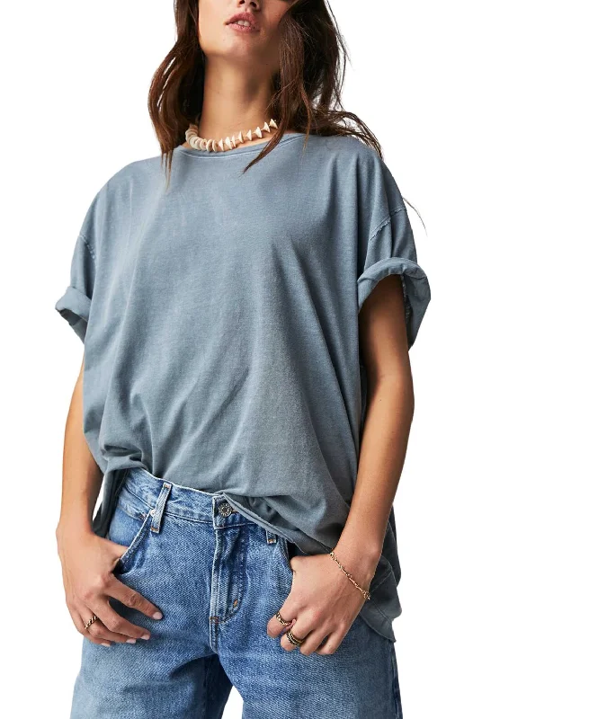 Nina Tee in Blue Mirage performance