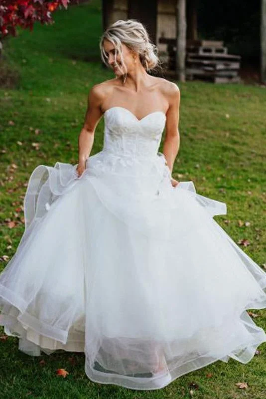 Charming Sweetheart Tulle Puffy Backless Beach Wedding Dress